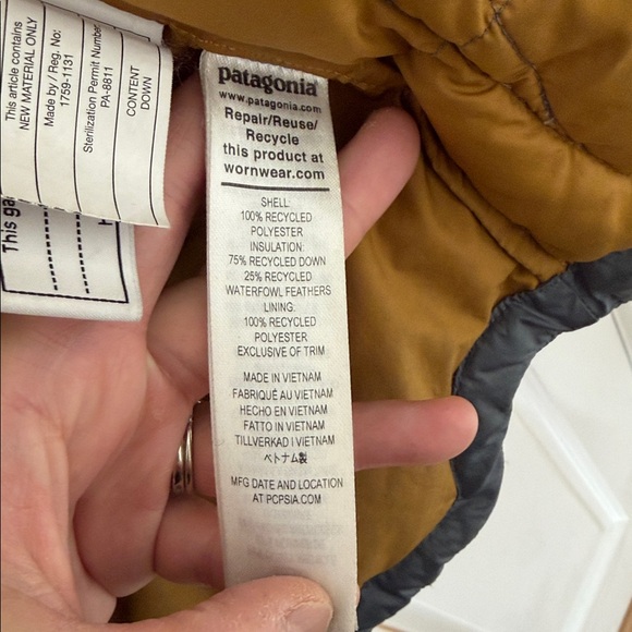 Patagonia Kids Two-Tone Gray Puffer Down Jacket (sz XS/5-6 yrs) - Picture 9 of 10